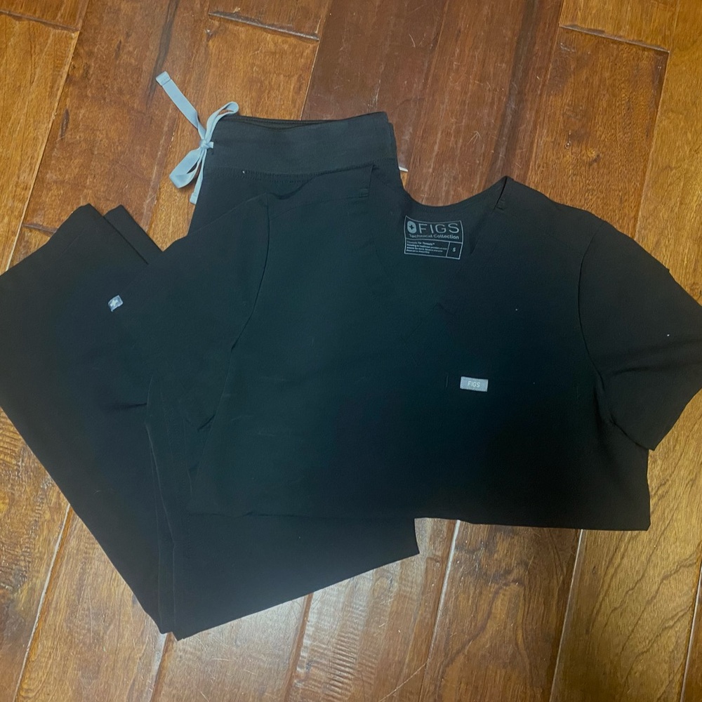 Figs Black Top & Bottom